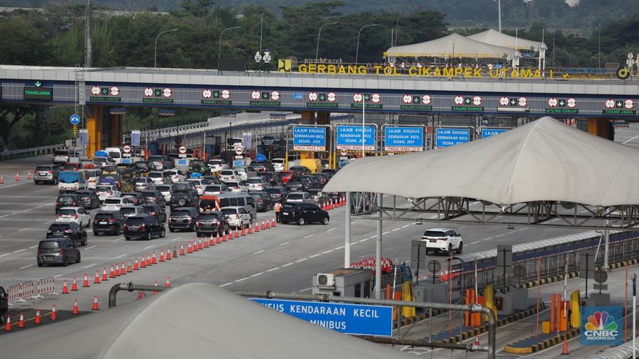 Suasana arus lalu lintas di Gerbang Tol (GT) Cikampek Utama (Cikatama), Jawa Barat terpantau ramai lancar, Minggu siang (7/4/2024). (CNBC Indonesia/Tri Susilo)