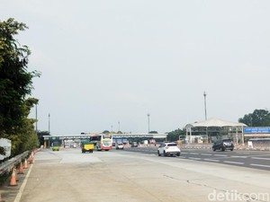 328 Ribu Kendaraan Keluar Jakarta Via Tol Japek, Arus Mudik Masih Lancar