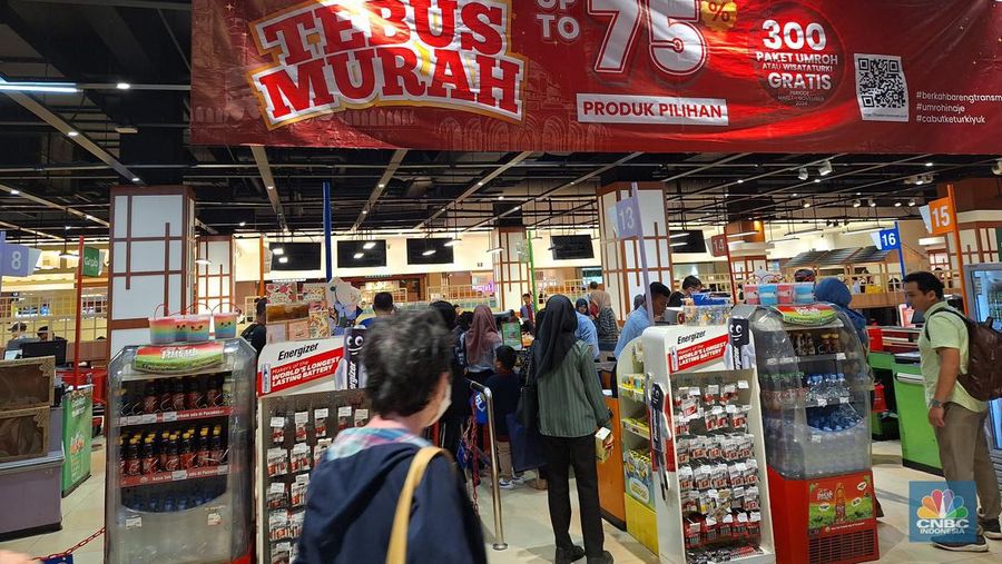 Transmart Full Day Sale. (վ/Khoirul Anam)