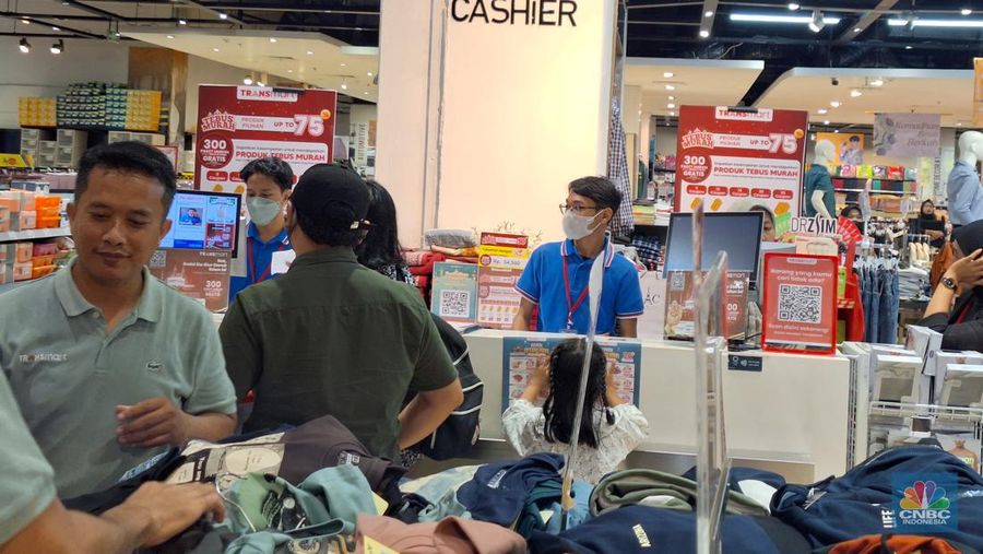 Transmart Full Day Sale. (CNBC Indonesia.Khoirul Anam)