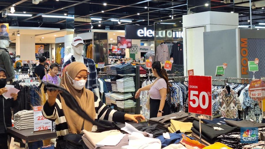 Transmart Full Day Sale. (CNBC Indonesia.Khoirul Anam)