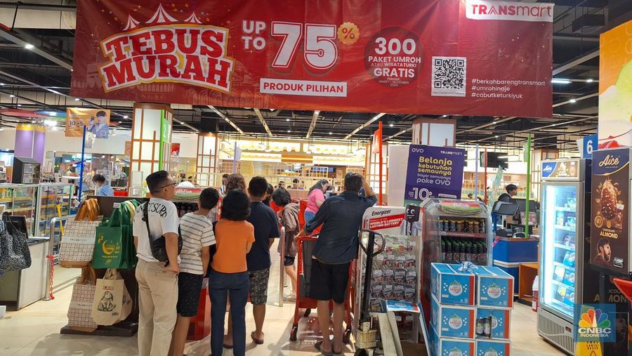Transmart Full Day Sale. (CNBC Indonesia/Khoirul Anam)