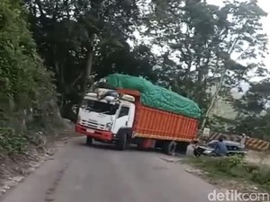 Jalan Poros Maros-Bone di Tompo Ladang Macet 1 Km gegara Truk Mogok