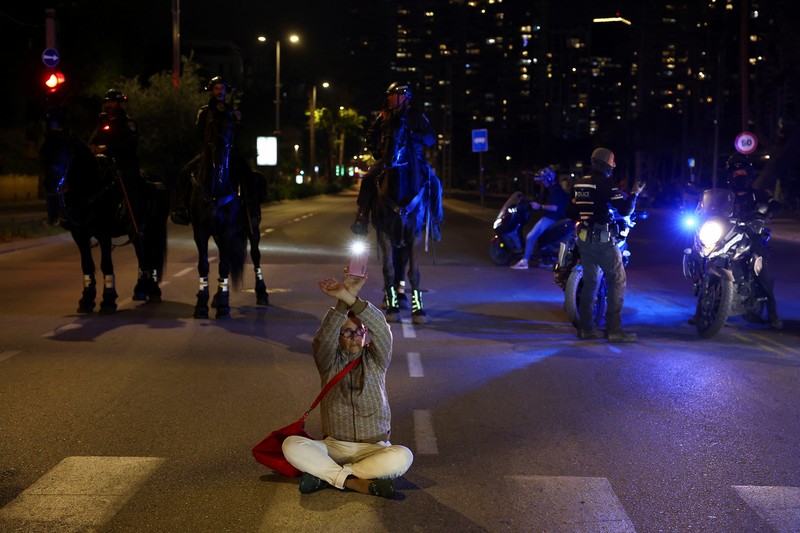 Ribuan orang melakukan unjuk rasa di Tel Aviv, Israel, Sabtu (6/4/2024).(REUTERS/Hannah McKay)