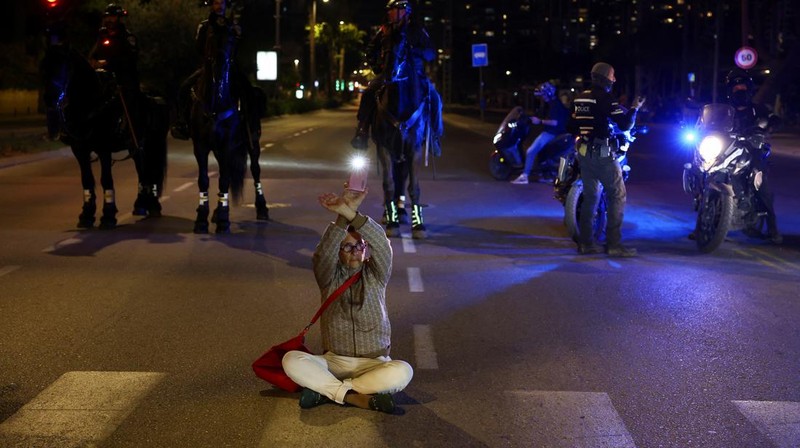 Ribuan orang melakukan unjuk rasa di Tel Aviv, Israel, Sabtu (6/4/2024).(REUTERS/Hannah McKay)