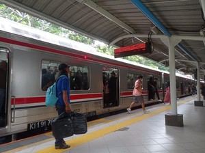 Viral Pria Rekam Wanita Diam-diam di Stasiun KRL Sudirman, Langsung Dilabrak