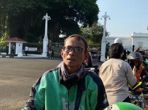 Driver Ojol Senang Terima Paket Sembako dari Jokowi di Depan Istana
