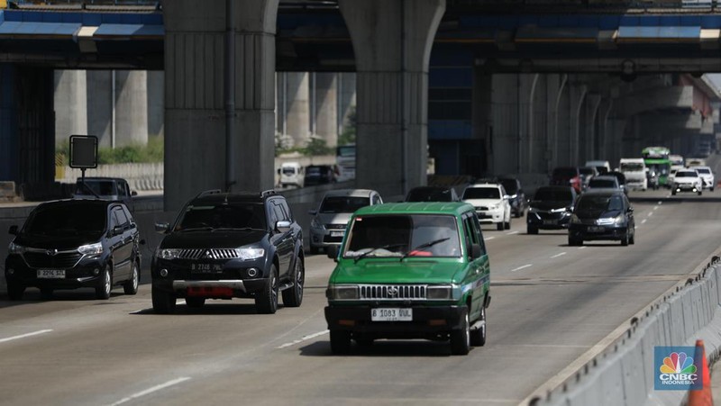H-2 Lebaran Tol Japek Didominasi Kendaraan Pribadi. (CNBC Indonesia/Tri Susilo)