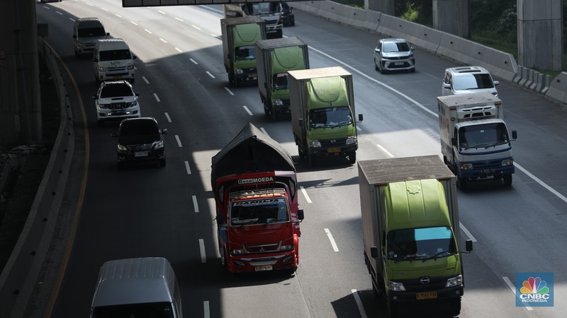 H-2 Lebaran Tol Japek Didominasi Kendaraan Pribadi. (CNBC Indonesia/Tri Susilo)
