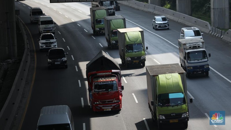H-2 Lebaran Tol Japek Didominasi Kendaraan Pribadi. (CNBC Indonesia/Tri Susilo)