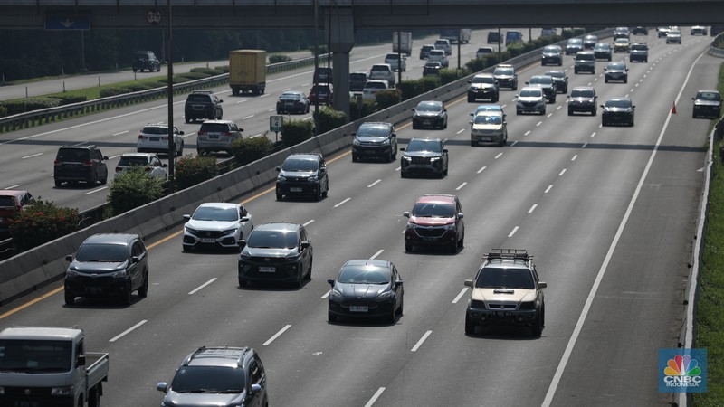 H-2 Lebaran Tol Japek Didominasi Kendaraan Pribadi. (CNBC Indonesia/Tri Susilo)