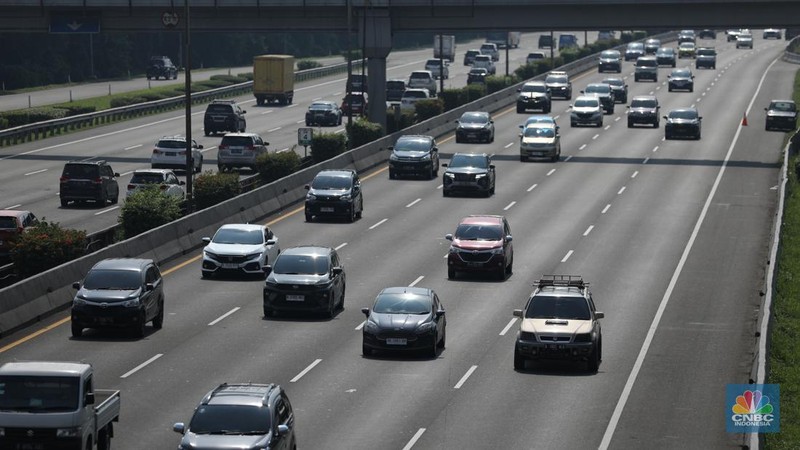 H-2 Lebaran Tol Japek Didominasi Kendaraan Pribadi. (CNBC Indonesia/Tri Susilo)
