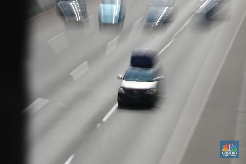 H-2 Lebaran Tol Japek Didominasi Kendaraan Pribadi. (CNBC Indonesia/Tri Susilo)