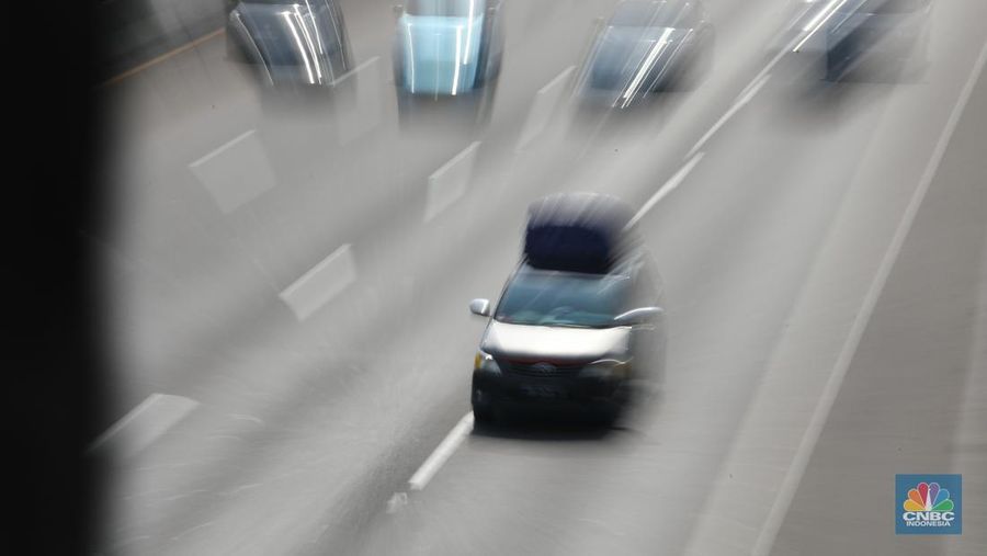 H-2 Lebaran Tol Japek Didominasi Kendaraan Pribadi. (CNBC Indonesia/Tri Susilo)