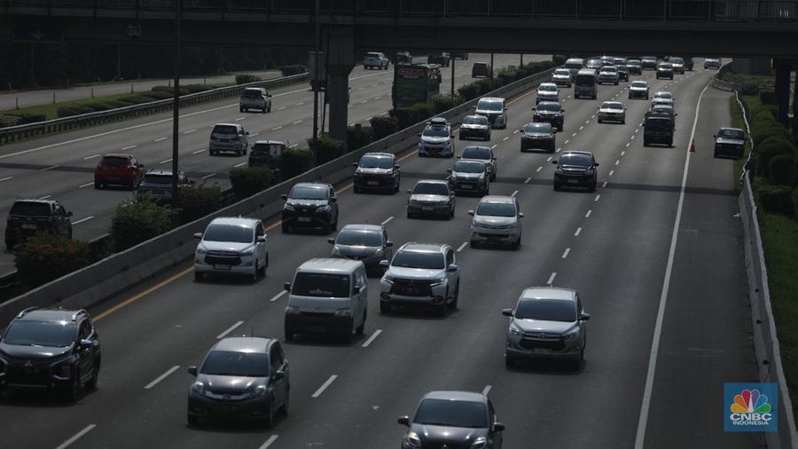 H-2 Lebaran Tol Japek Didominasi Kendaraan Pribadi. (վ/Tri Susilo)