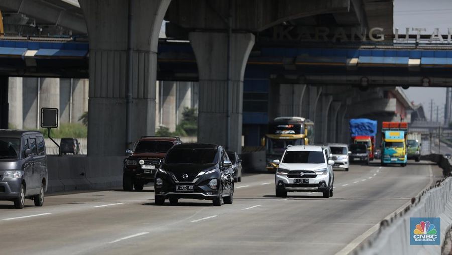 H-2 Lebaran Tol Japek Didominasi Kendaraan Pribadi. (CNBC Indonesia/Tri Susilo)