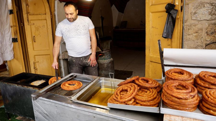 Palestinians prepare for Eid al-Fitr, amid the ongoing conflict between Israel and the Palestinian Islamist group Hamas, in Nablus, in the Israeli-occupied West Bank, April 6, 2024. REUTERS/Raneen Sawafta