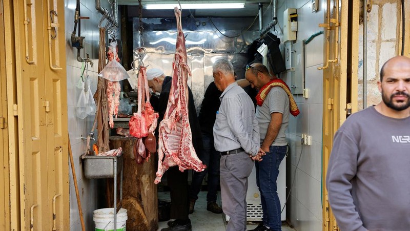 Palestinians prepare for Eid al-Fitr, amid the ongoing conflict between Israel and the Palestinian Islamist group Hamas, in Nablus, in the Israeli-occupied West Bank, April 6, 2024. REUTERS/Raneen Sawafta