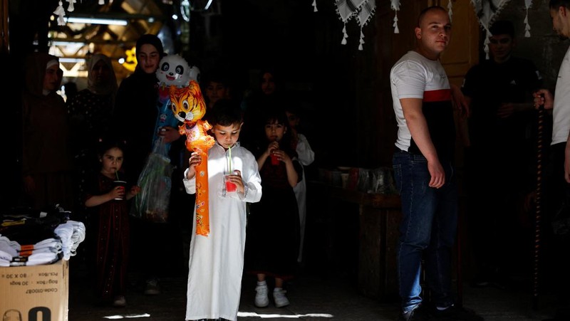 Palestinians prepare for Eid al-Fitr, amid the ongoing conflict between Israel and the Palestinian Islamist group Hamas, in Nablus, in the Israeli-occupied West Bank, April 6, 2024. REUTERS/Raneen Sawafta