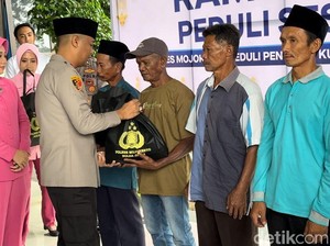 Momen Haru Kapolres Mojokerto Santuni Penggali Kubur hingga Pemandi Jenazah