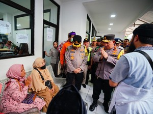 Kapolri Temui Keluarga Korban Kecelakaan Maut Km 58 Tol Cikampek di RSUD