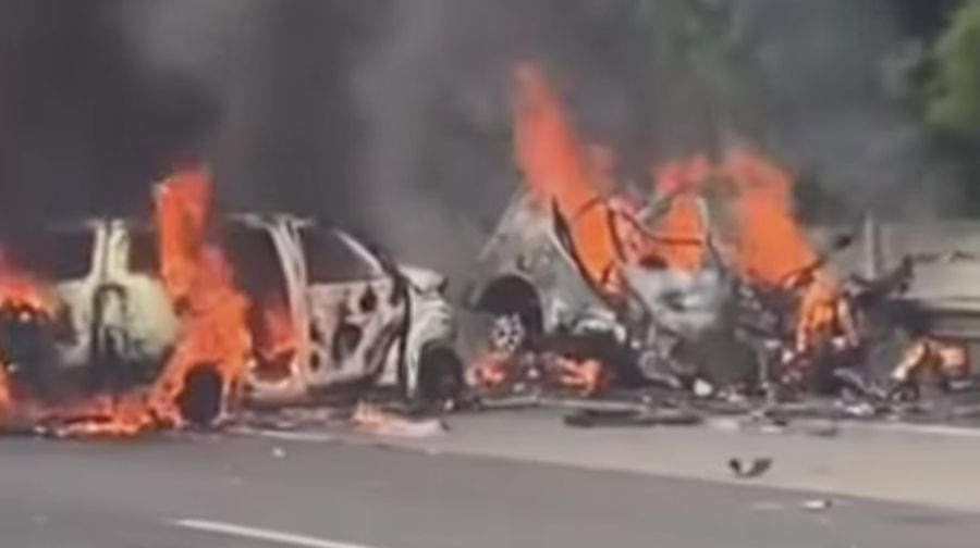 Kecelakaan terjadi di KM 58 Tol Jakarta-Cikampek, Karawang, Jawa Barat. (Tangkapan Layar Instagram)