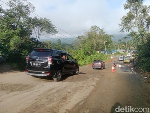 Mudik Lewat Batu Jomba, Mobil Harus Melompat Lewati Jalan Rusak