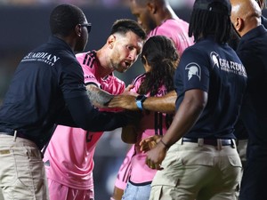 Sigap! Momen Messi Selamatkan Fans Wanita dari Sergapan Petugas