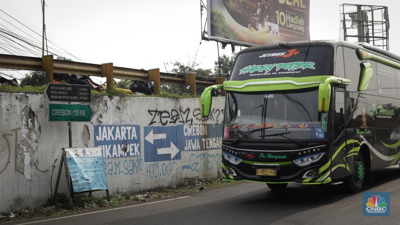 Pada H-2 Lebaran 2024 atau Senin (8/4/2024) pagi, para pemudik masih memadati jalan Raya Simpang Jomin. (CNBC Indonesia/Tias Budiarto)