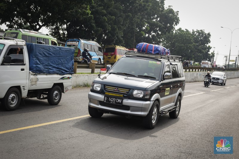 Pada H-2 Lebaran 2024 atau Senin (8/4/2024) pagi, para pemudik masih memadati jalan Raya Simpang Jomin. (CNBC Indonesia/Tias Budiarto) Pada H-2 Lebaran 2024 atau Senin (8/4/2024) pagi, para pemudik masih memadati jalan Raya Simpang Jomin. (CNBC Indonesia/Tias Budiarto)