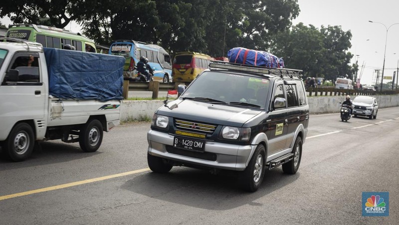 Pada H-2 Lebaran 2024 atau Senin (8/4/2024) pagi, para pemudik masih memadati jalan Raya Simpang Jomin. (CNBC Indonesia/Tias Budiarto)