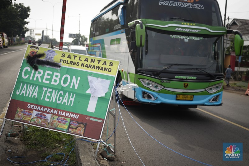 Pada H-2 Lebaran 2024 atau Senin (8/4/2024) pagi, para pemudik masih memadati jalan Raya Simpang Jomin. (CNBC Indonesia/Tias Budiarto) Pada H-2 Lebaran 2024 atau Senin (8/4/2024) pagi, para pemudik masih memadati jalan Raya Simpang Jomin. (CNBC Indonesia/Tias Budiarto)