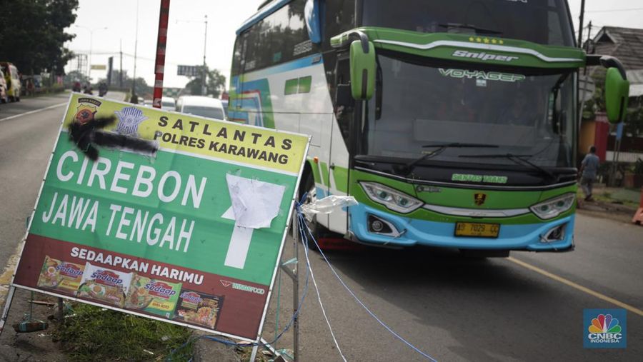Pada H-2 Lebaran 2024 atau Senin (8/4/2024) pagi, para pemudik masih memadati jalan Raya Simpang Jomin. (CNBC Indonesia/Tias Budiarto)