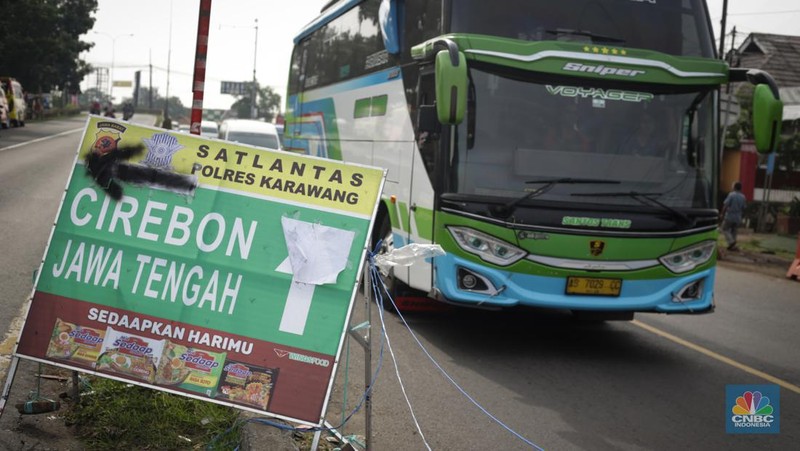 Pada H-2 Lebaran 2024 atau Senin (8/4/2024) pagi, para pemudik masih memadati jalan Raya Simpang Jomin. (CNBC Indonesia/Tias Budiarto)