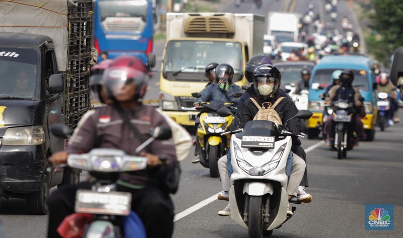 Pada H-2 Lebaran 2024 atau Senin (8/4/2024) pagi, para pemudik masih memadati jalan Raya Simpang Jomin. (CNBC Indonesia/Tias Budiarto) Pada H-2 Lebaran 2024 atau Senin (8/4/2024) pagi, para pemudik masih memadati jalan Raya Simpang Jomin. (CNBC Indonesia/Tias Budiarto)
