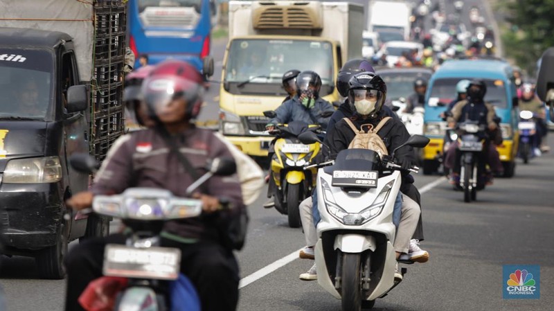 Pada H-2 Lebaran 2024 atau Senin (8/4/2024) pagi, para pemudik masih memadati jalan Raya Simpang Jomin. (CNBC Indonesia/Tias Budiarto)