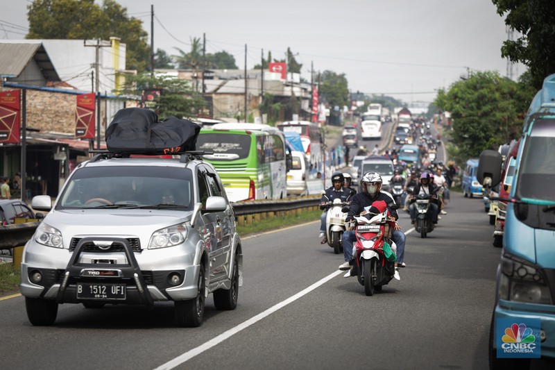 Pada H-2 Lebaran 2024 atau Senin (8/4/2024) pagi, para pemudik masih memadati jalan Raya Simpang Jomin. (CNBC Indonesia/Tias Budiarto) Pada H-2 Lebaran 2024 atau Senin (8/4/2024) pagi, para pemudik masih memadati jalan Raya Simpang Jomin. (CNBC Indonesia/Tias Budiarto)