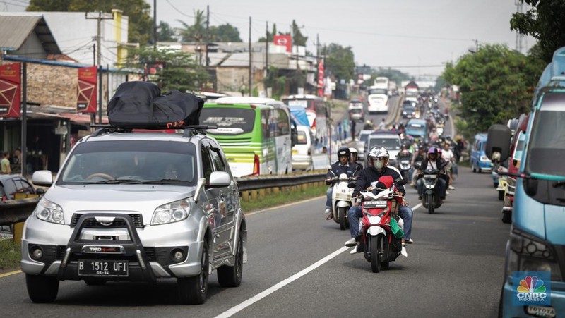 Pada H-2 Lebaran 2024 atau Senin (8/4/2024) pagi, para pemudik masih memadati jalan Raya Simpang Jomin. (CNBC Indonesia/Tias Budiarto)