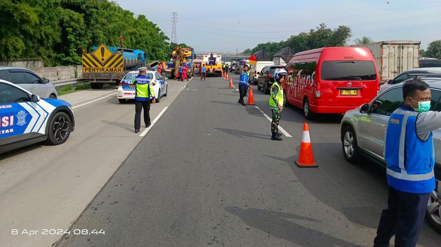 Pasca Kejadian Kecelakaan di KM 58 Jalan Tol Jakarta-Cikampek, Jalur Arah Jakarta Bisa Dilalui oleh Pengguna Jalan. (Dok Ist)