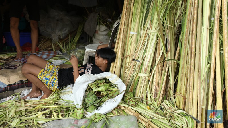 Pedagang Musiman Kulit Ketupat Mulai Penuhi Jalan di Jakarta. (CNBC Indonesia/Tri Susilo)