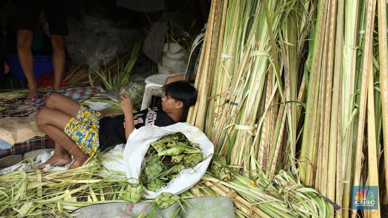 Pedagang Musiman Kulit Ketupat Mulai Penuhi Jalan di Jakarta. (CNBC Indonesia/Tri Susilo)