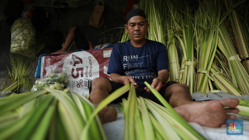 Pedagang Musiman Kulit Ketupat Mulai Penuhi Jalan di Jakarta. (CNBC Indonesia/Tri Susilo)