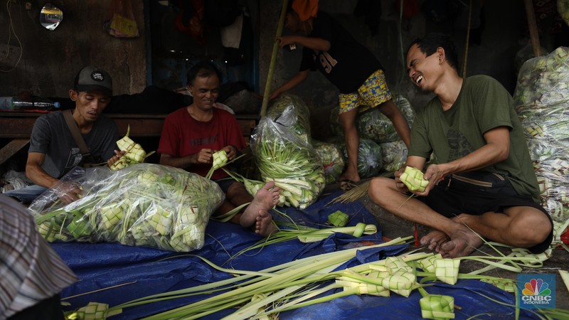 Pedagang Musiman Kulit Ketupat Mulai Penuhi Jalan di Jakarta. (CNBC Indonesia/Tri Susilo)