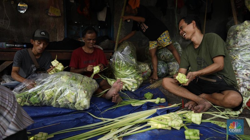Pedagang Musiman Kulit Ketupat Mulai Penuhi Jalan di Jakarta. (CNBC Indonesia/Tri Susilo)