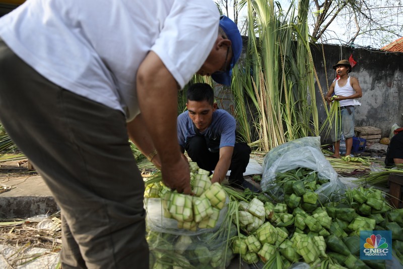 Pedagang Musiman Kulit Ketupat Mulai Penuhi Jalan di Jakarta. (CNBC Indonesia/Tri Susilo) Pedagang Musiman Kulit Ketupat Mulai Penuhi Jalan di Jakarta. (CNBC Indonesia/Tri Susilo)