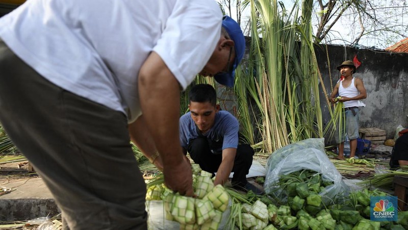 Pedagang Musiman Kulit Ketupat Mulai Penuhi Jalan di Jakarta. (CNBC Indonesia/Tri Susilo)