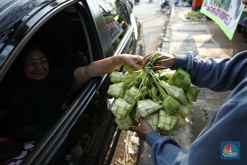 Pedagang Musiman Kulit Ketupat Mulai Penuhi Jalan di Jakarta. (CNBC Indonesia/Tri Susilo)