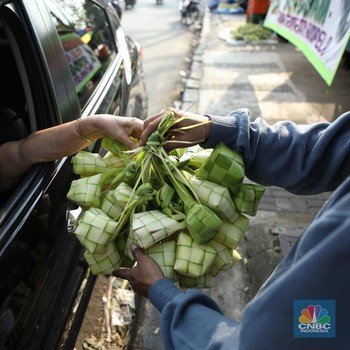 Pedagang Musiman Kulit Ketupat Mulai Penuhi Jalan di Jakarta