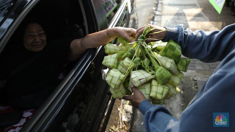 Pedagang Musiman Kulit Ketupat Mulai Penuhi Jalan di Jakarta. (վ/Tri Susilo)