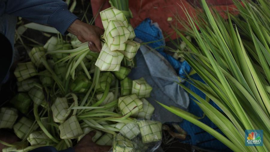 Pedagang Musiman Kulit Ketupat Mulai Penuhi Jalan di Jakarta. (վ/Tri Susilo)